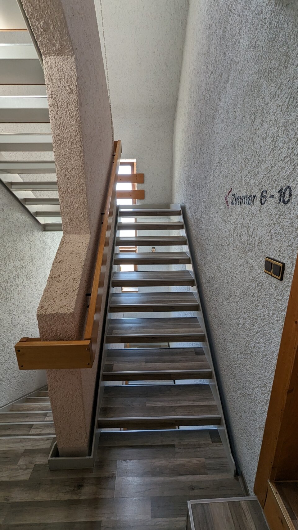 Treppenaufgang zu den Zimmern